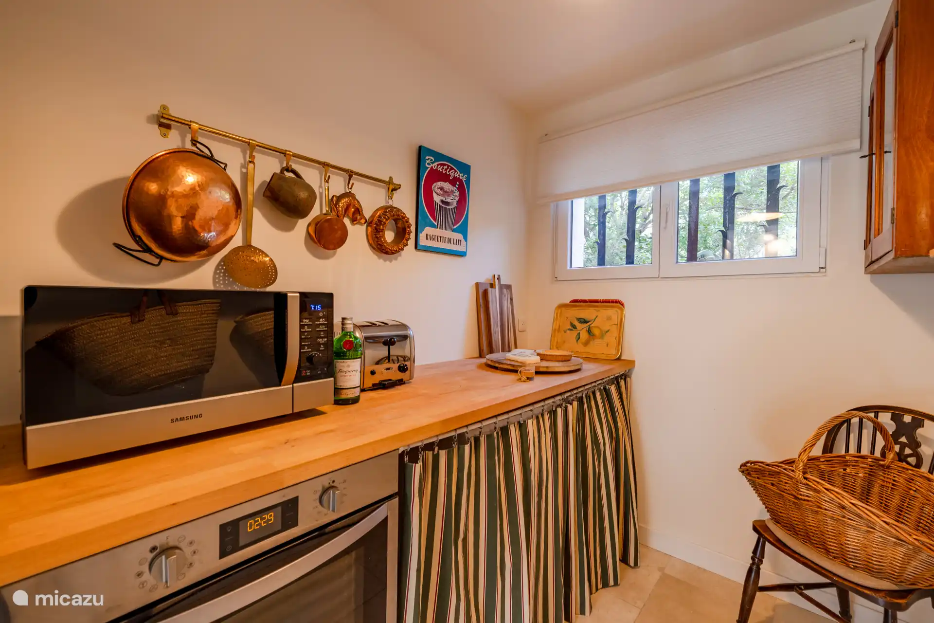 Sala de servicio con encimera y tostadora adicionales, microondas, lavadora y secadora