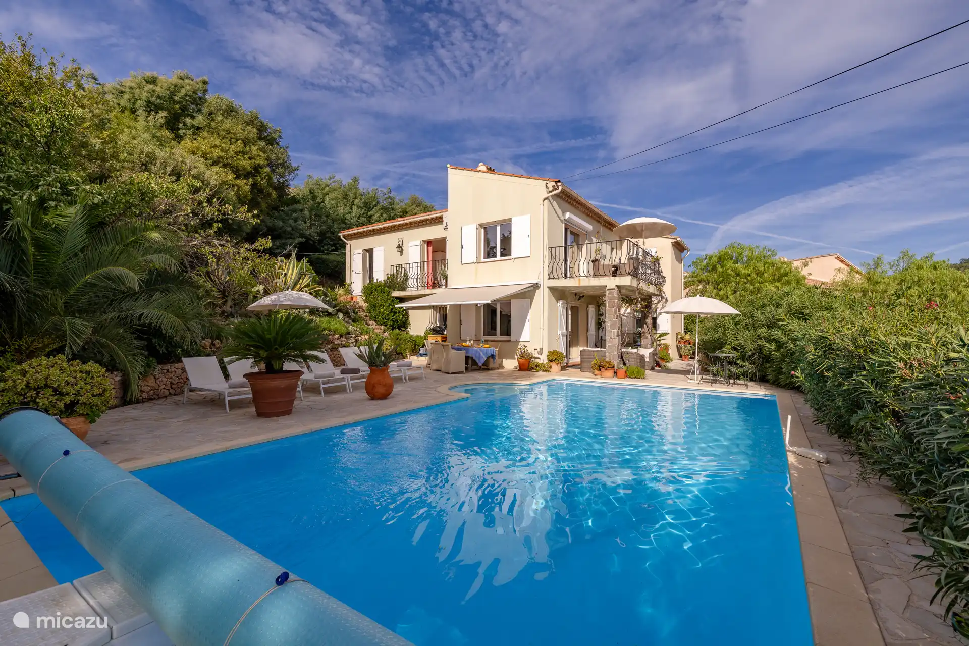 Villa Raima desde la piscina, rodeada de jardín para total privacidad