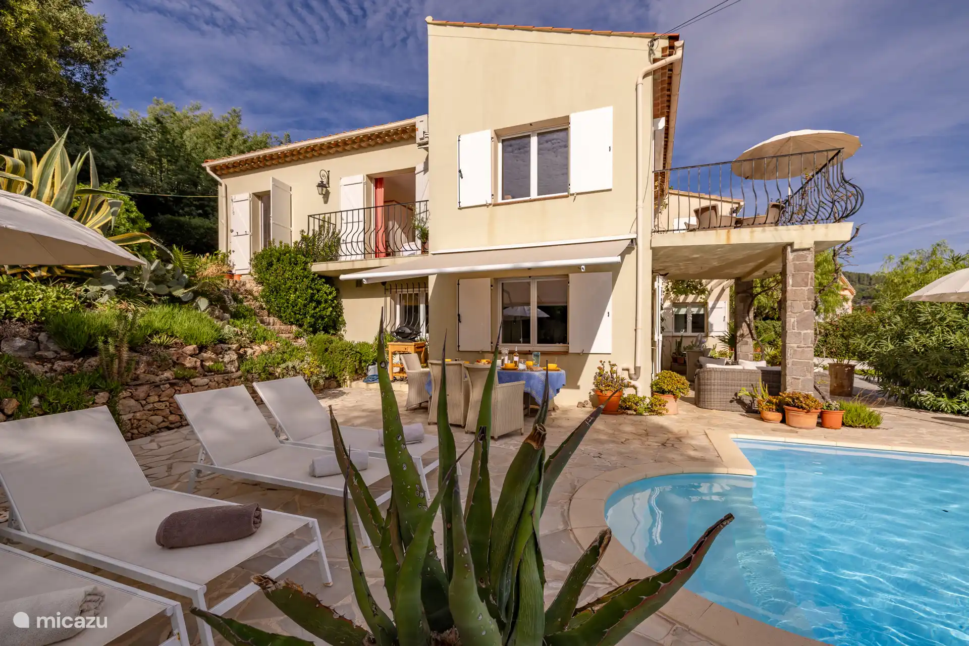 Villa Raima con los dormitorios a la izquierda y la terraza en la primera planta a la derecha