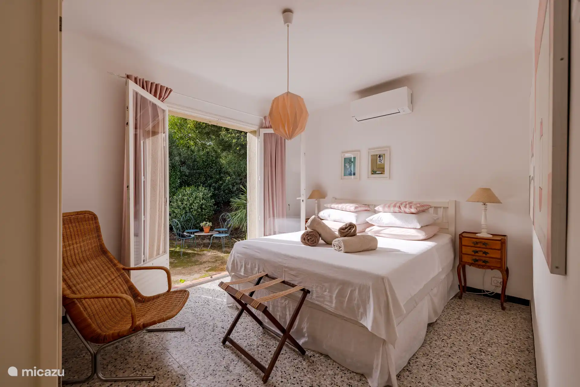 Dormitorio principal con aire acondicionado y vistas a la terraza en la plaza de petanque