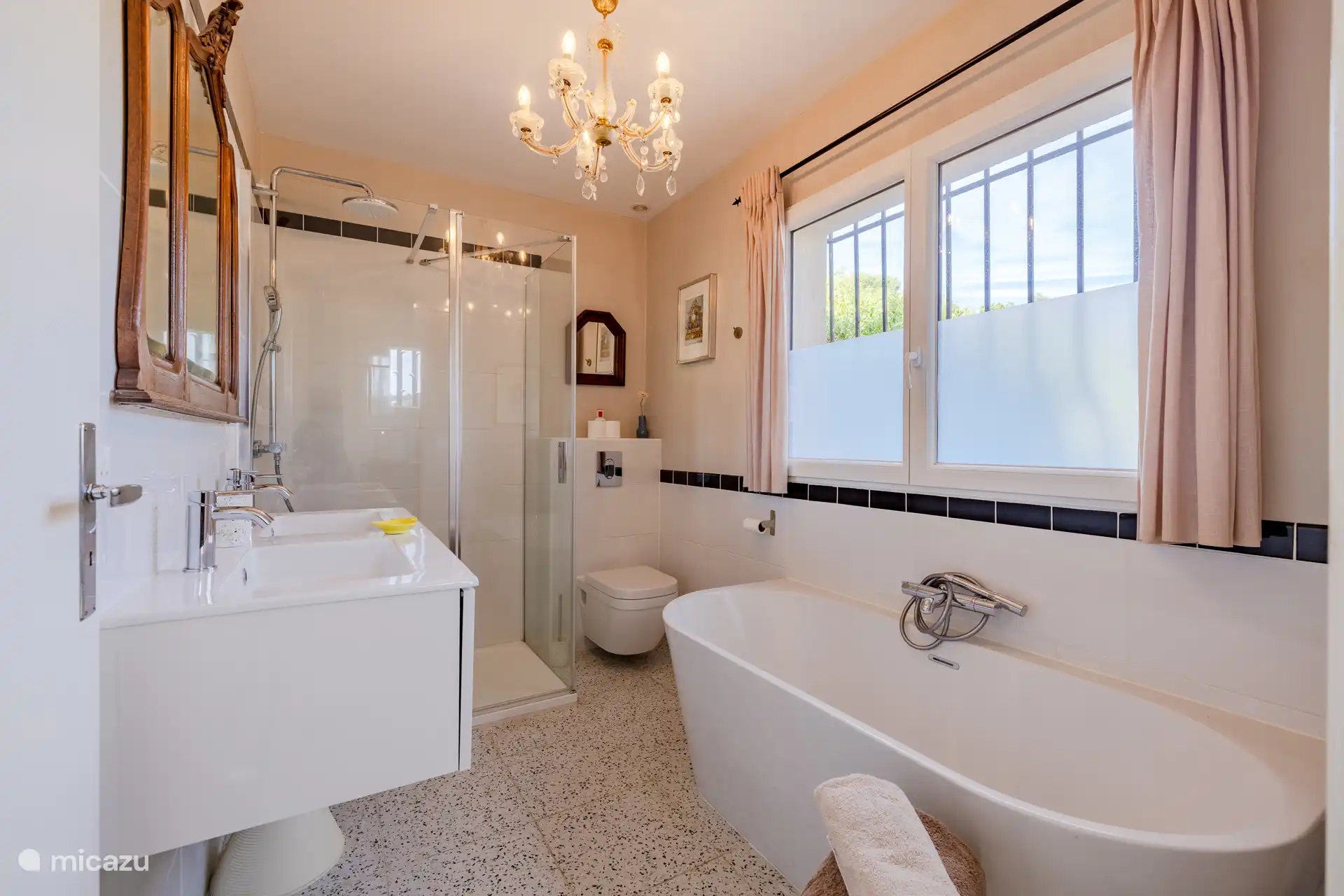 Baño con bañera (lluvia), ducha, inodoro y lavabo doble