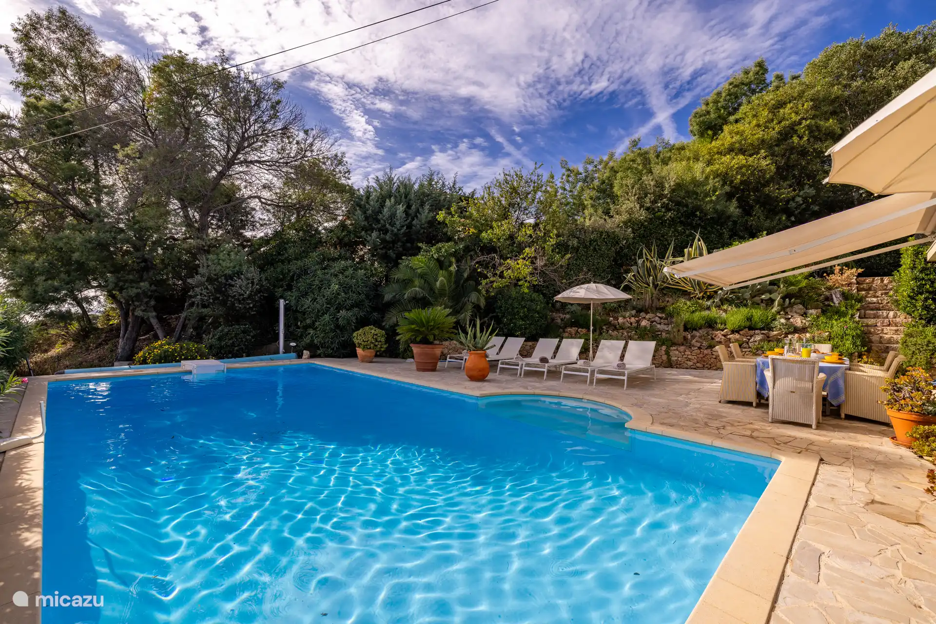 La piscina de agua salada climatizada con 6 tumbonas y varios parasol