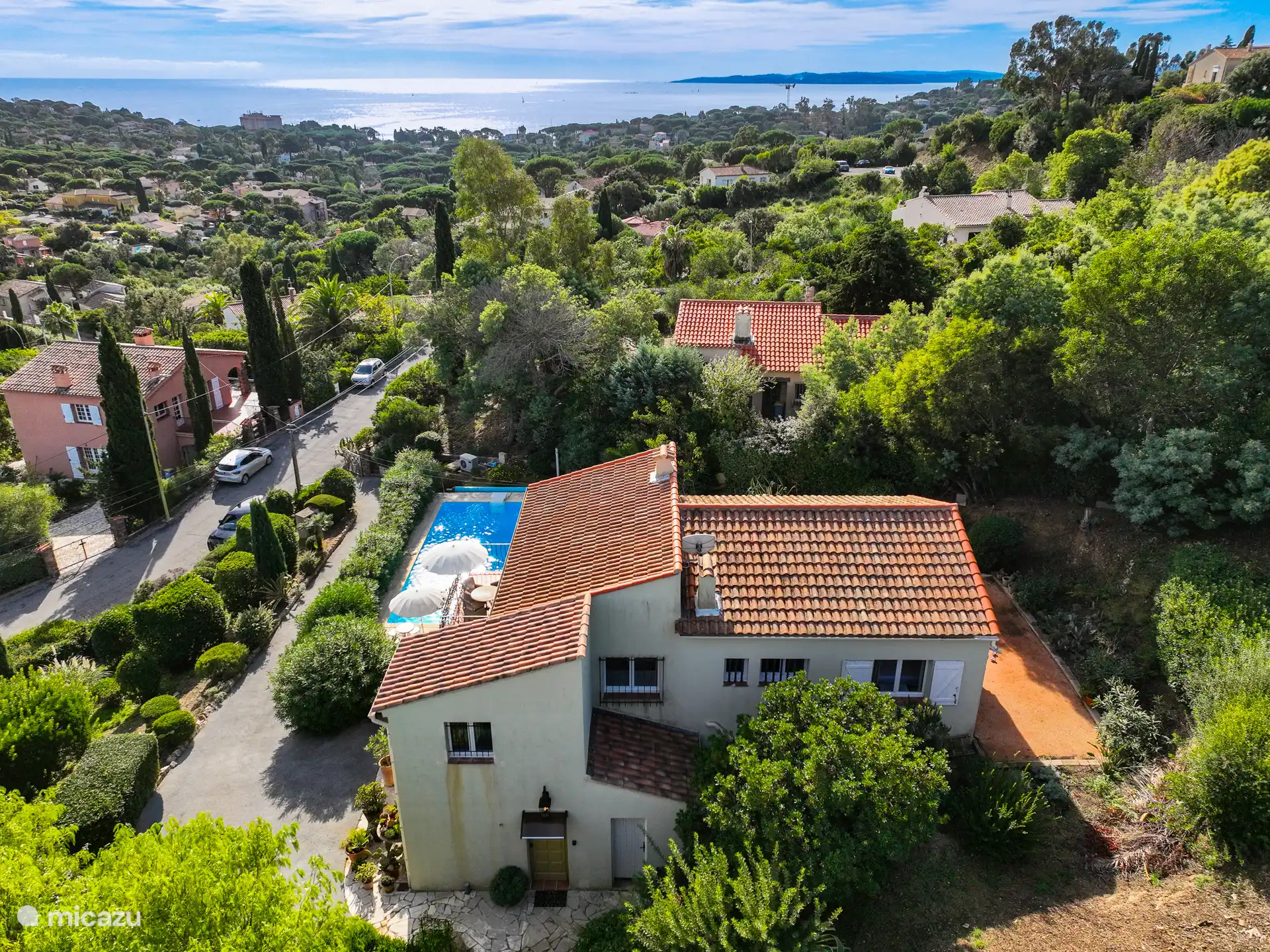 Villa Raima y la vista al mar Mediterráneo y a la derecha la corte de petanque
