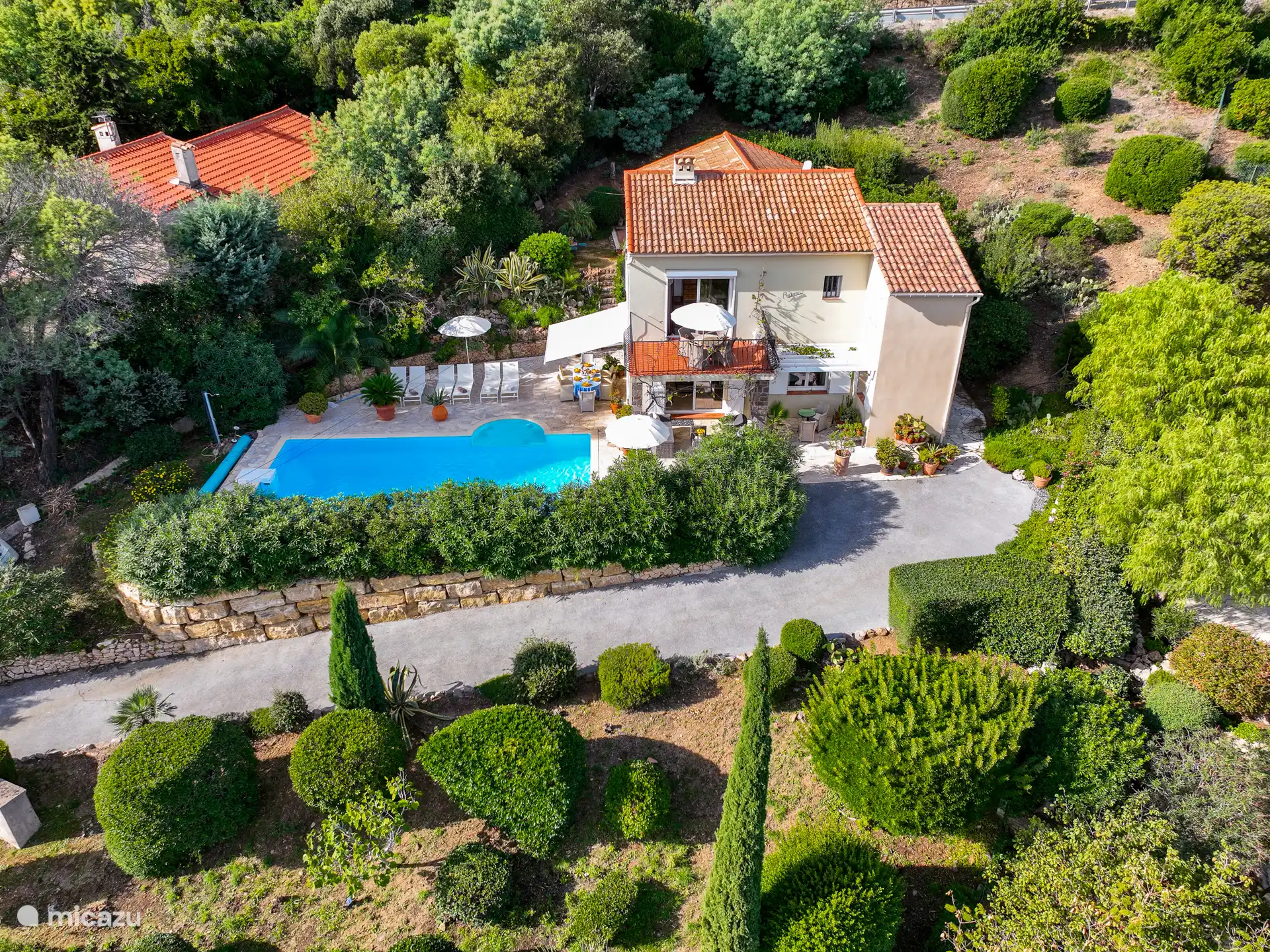Villa Raima, con el jardín por todas partes y el camino de entrada a la casa