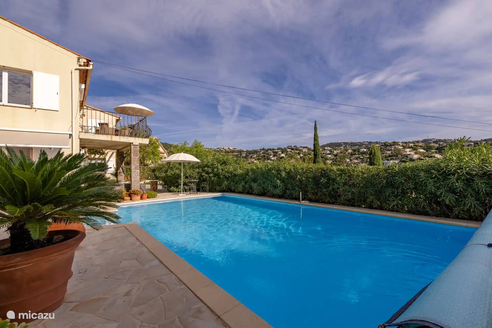 vista desde la piscina hacia el valle verde de Les Issambres