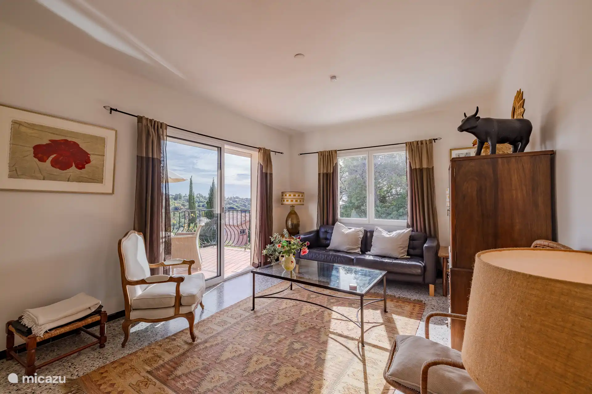 TV/salón en la primera planta con terraza con vistas al mar Mediterráneo y al valle verde