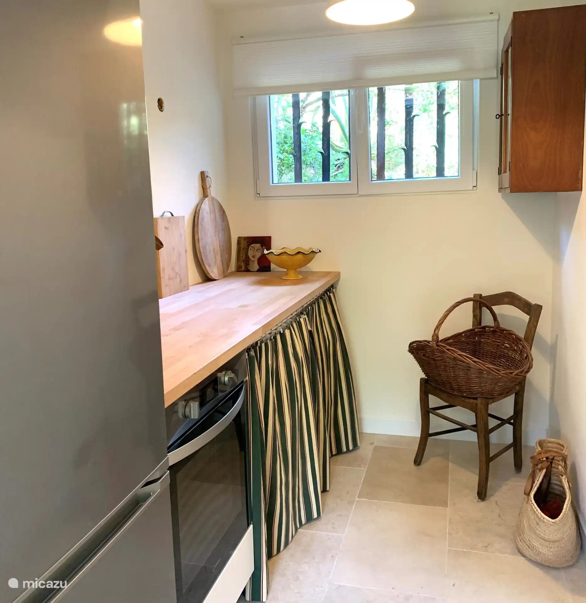 Buanderie avec comptoir supplémentaire et lave-linge et sèche-linge