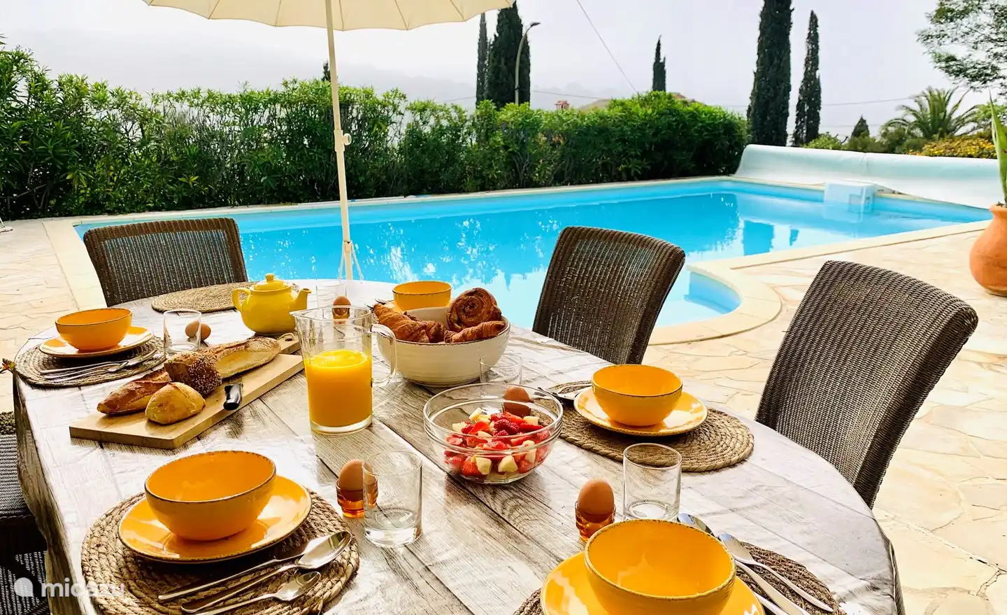 vue de la table à manger sur la terrasse