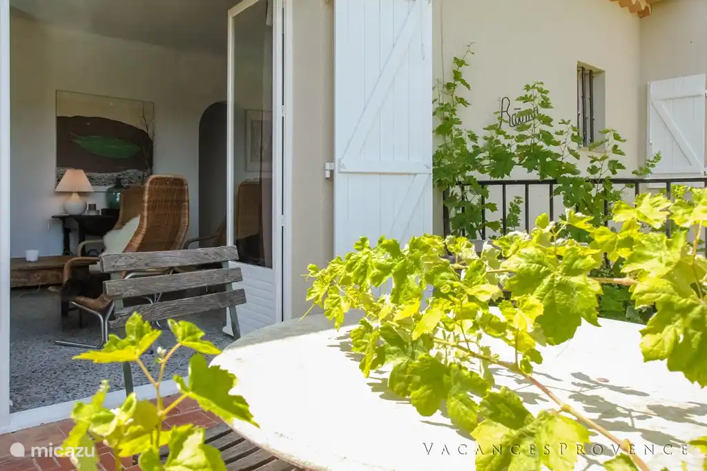 Vue de la terrasse sur le salon/salle TV au 1er étage