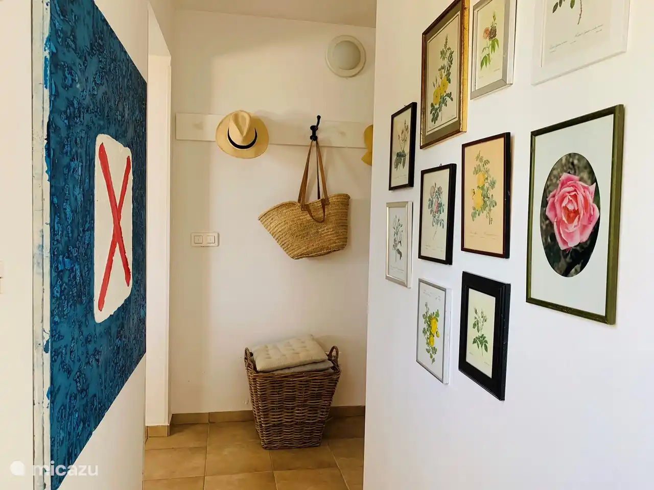 Hall au rez-de-chaussée avec toilettes invités