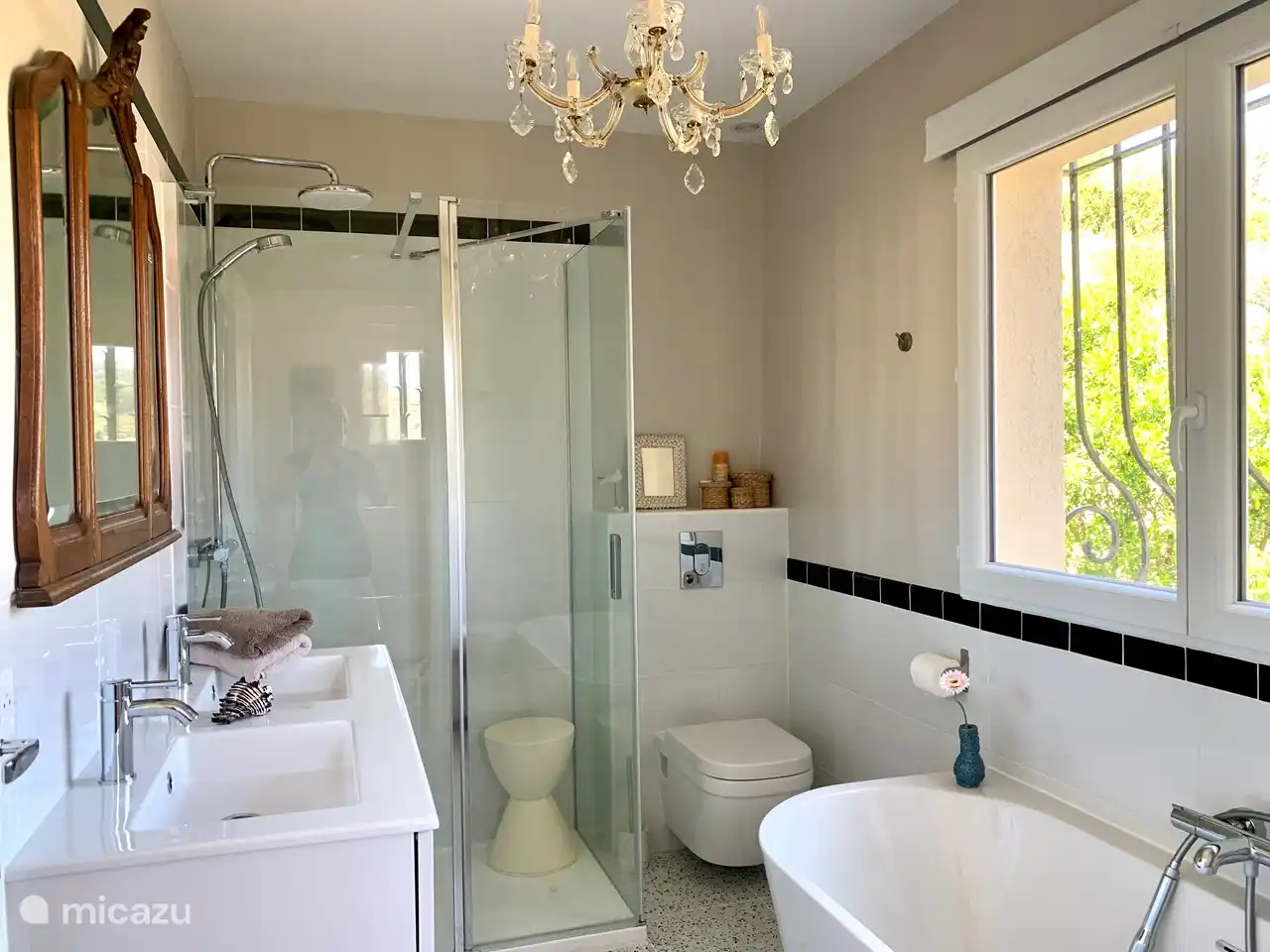 Salle de bain 1 avec double vasque, douche pluie, baignoire et toilettes