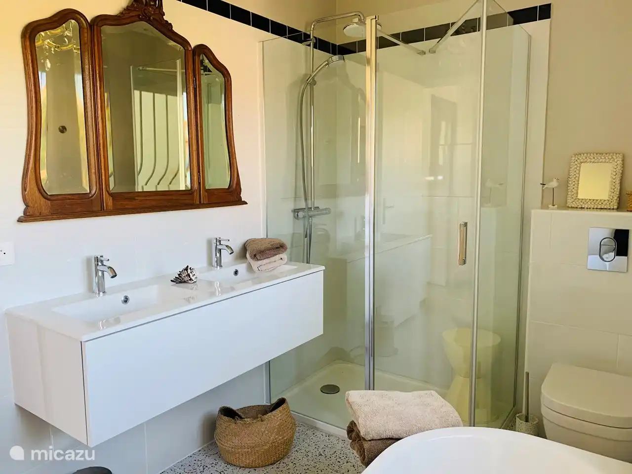 Salle de bain 1 avec double vasque, douche pluie, baignoire et toilettes