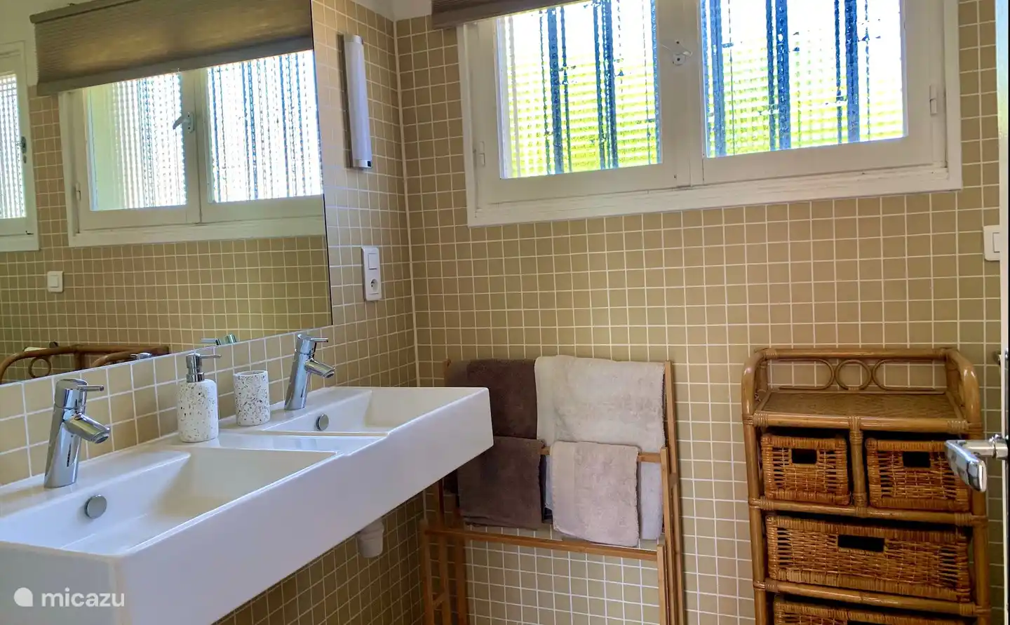 Salle de bain 2 avec double vasque, douche pluie et toilettes