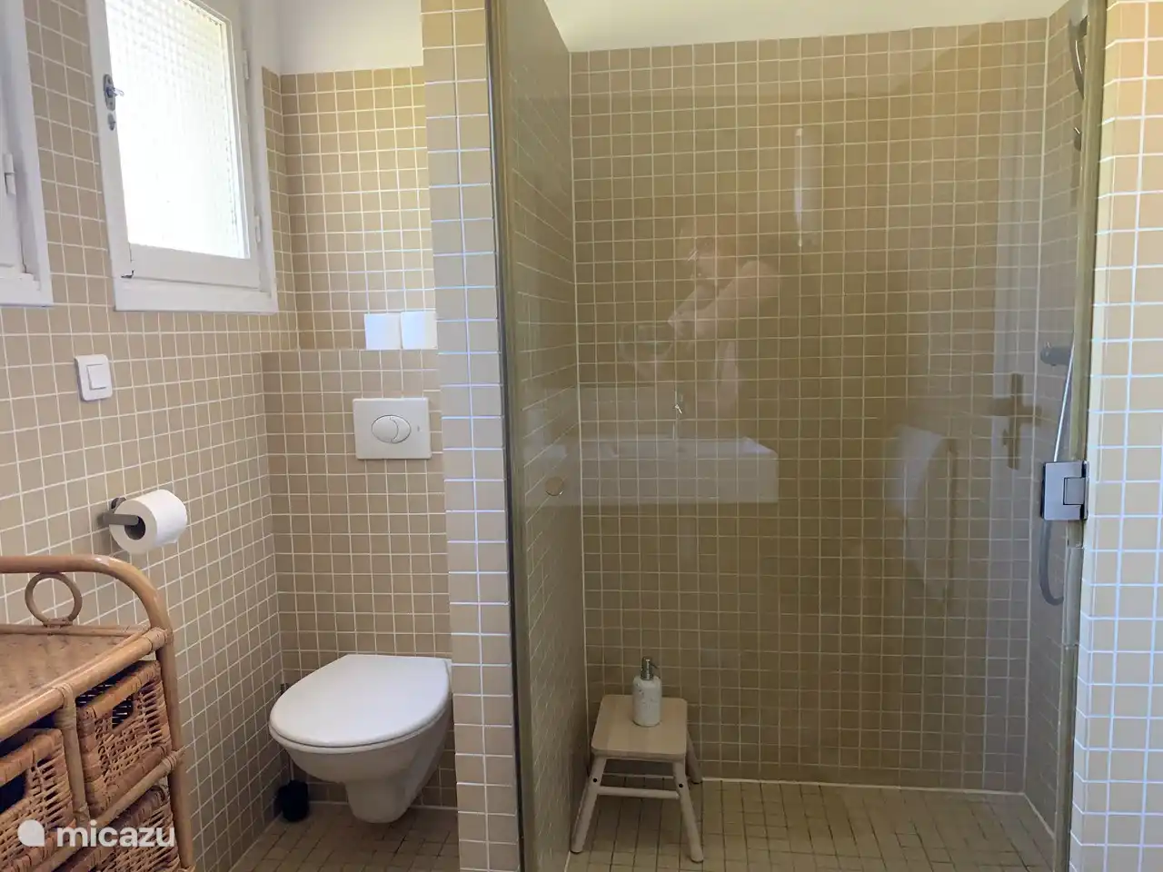 Salle de bain 2 avec double vasque, douche pluie et toilettes