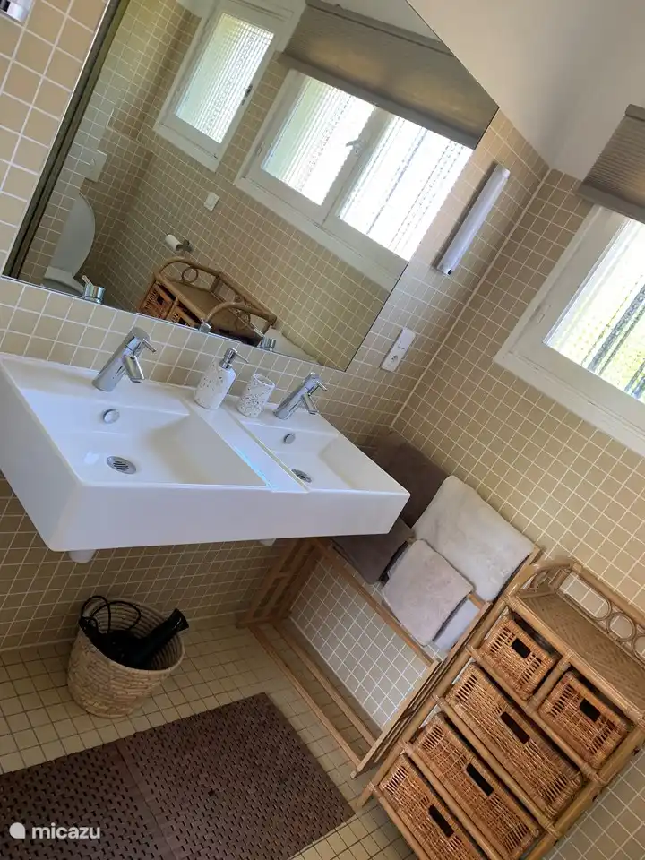 Salle de bain 2 avec double vasque, douche pluie et toilettes