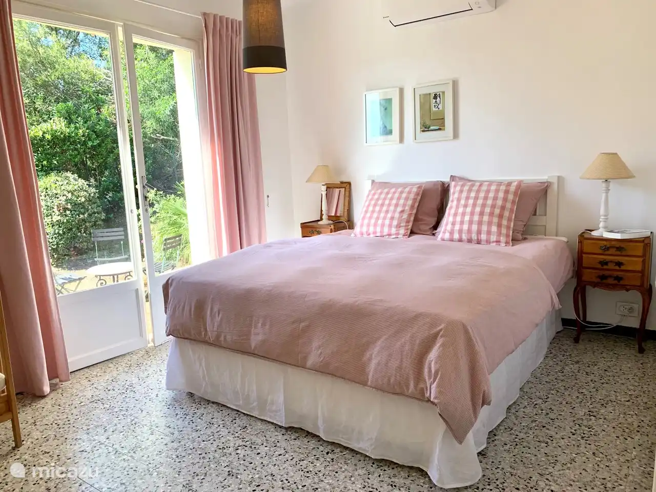 Chambre des maîtres avec portes-fenêtres donnant sur le jardin