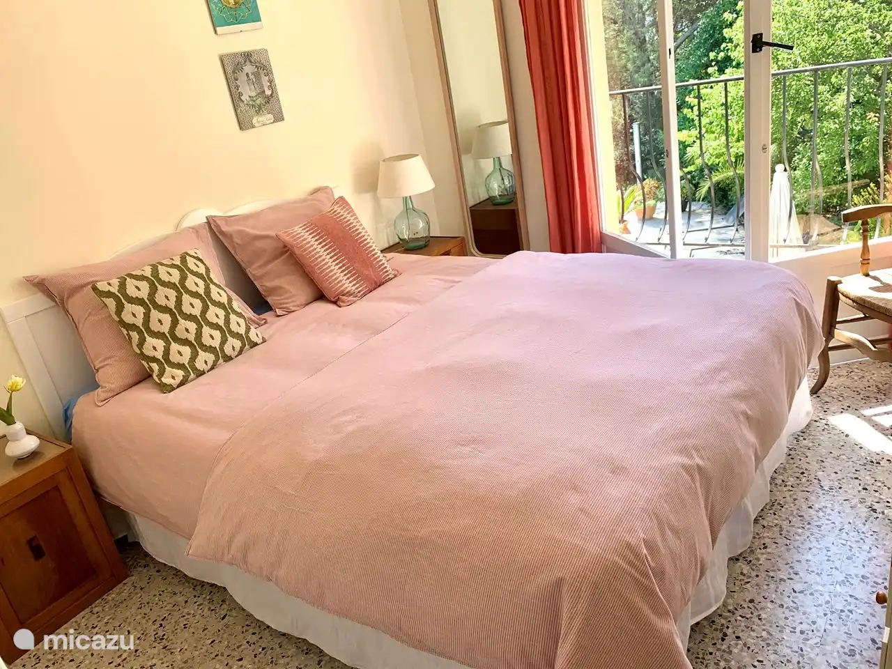 Chambre 2 avec portes-fenêtres donnant sur le balcon