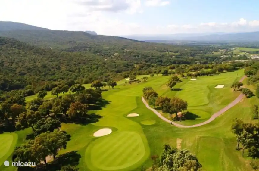 Golfresort Roquebrune est à seulement 10 minutes en voiture de notre maison. Un beau parcours de golf avec SPA.