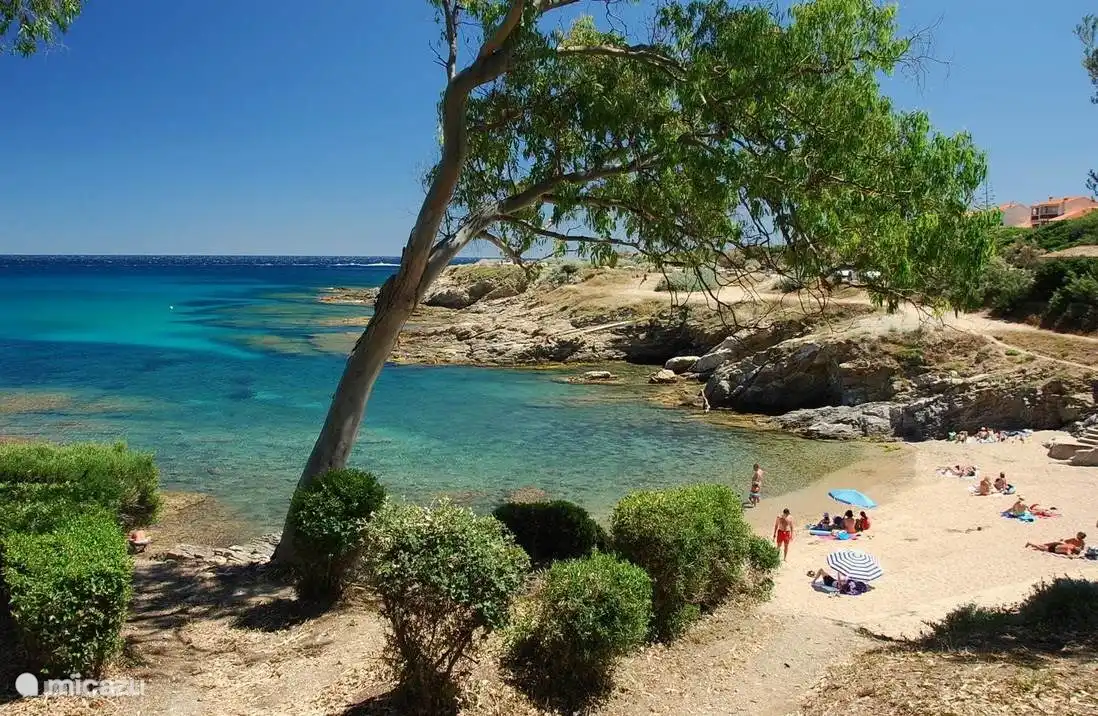 Juste une des nombreuses plages idylliques qui se trouvent directement au pied de la montagne sur laquelle se trouve notre maison. sont