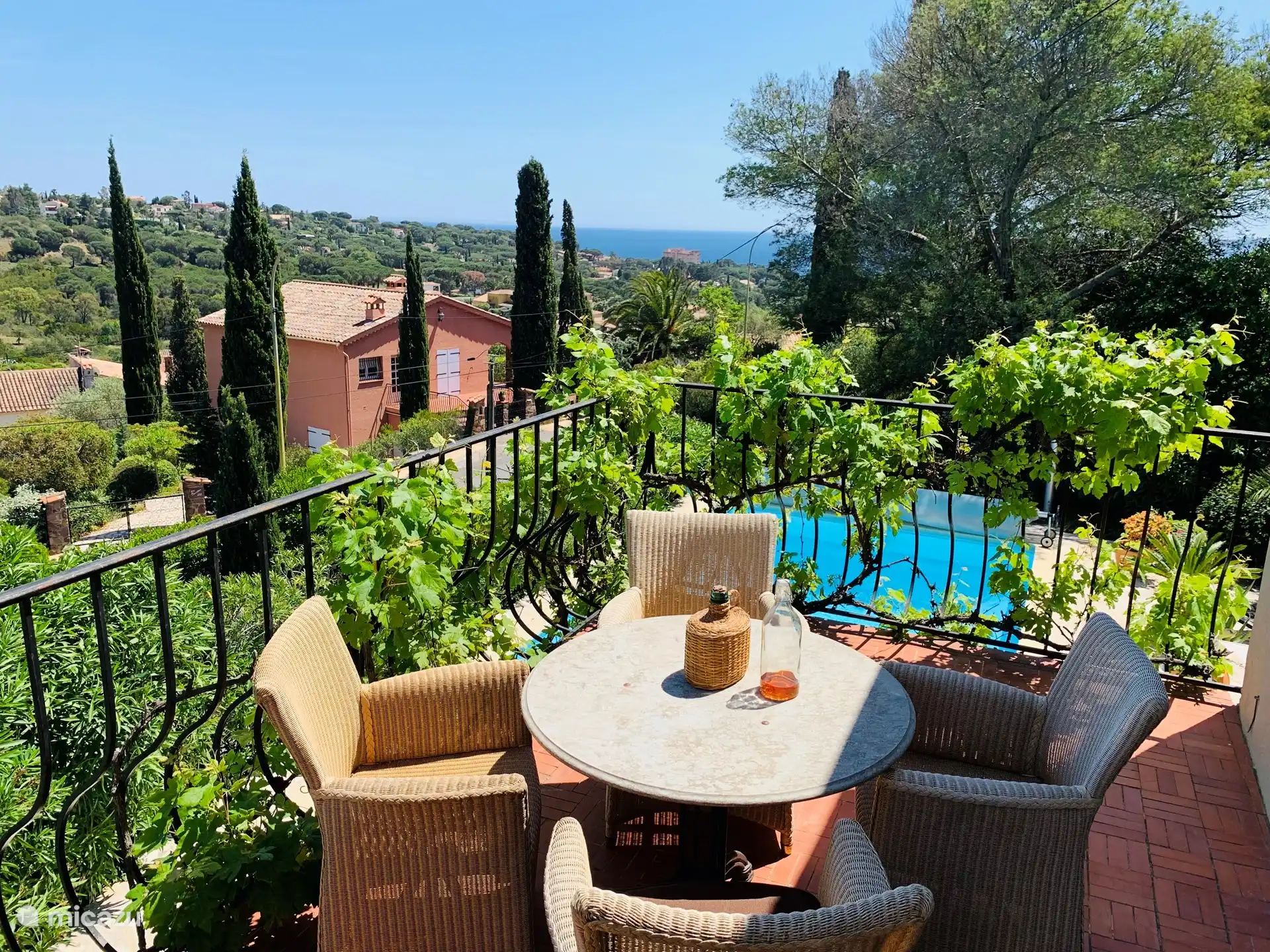 Vue sur la mer depuis la terrasse