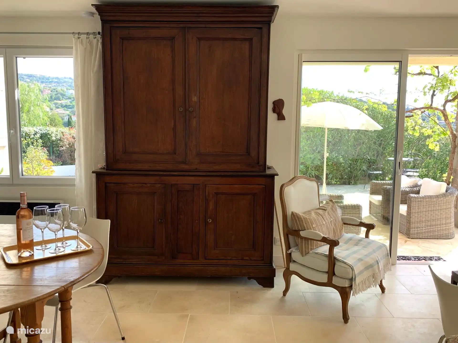 Armoire ancienne avec vaisselle