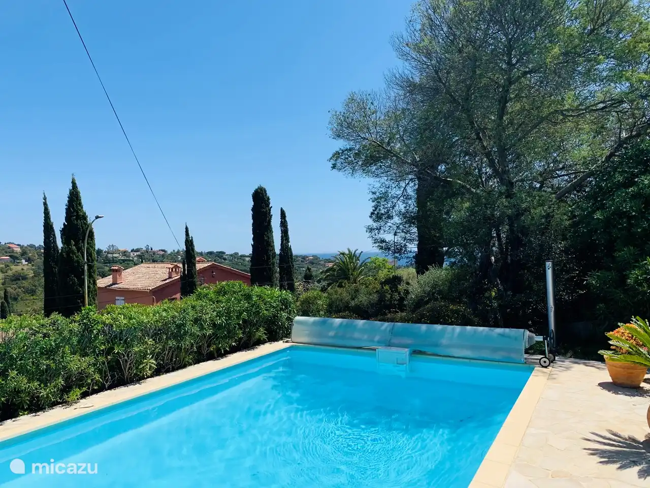 Piscine avec vue sur la mer Méditerranée