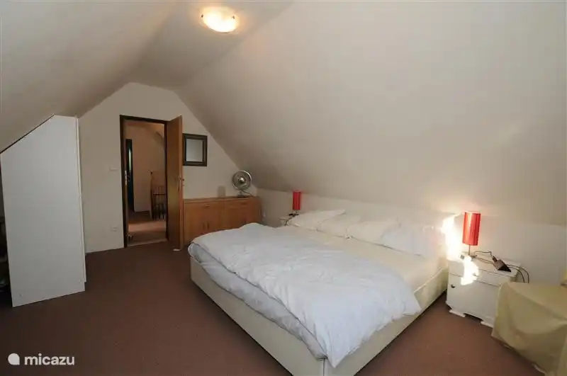 Dormitorio 1, la habitación más grande con una cama doble