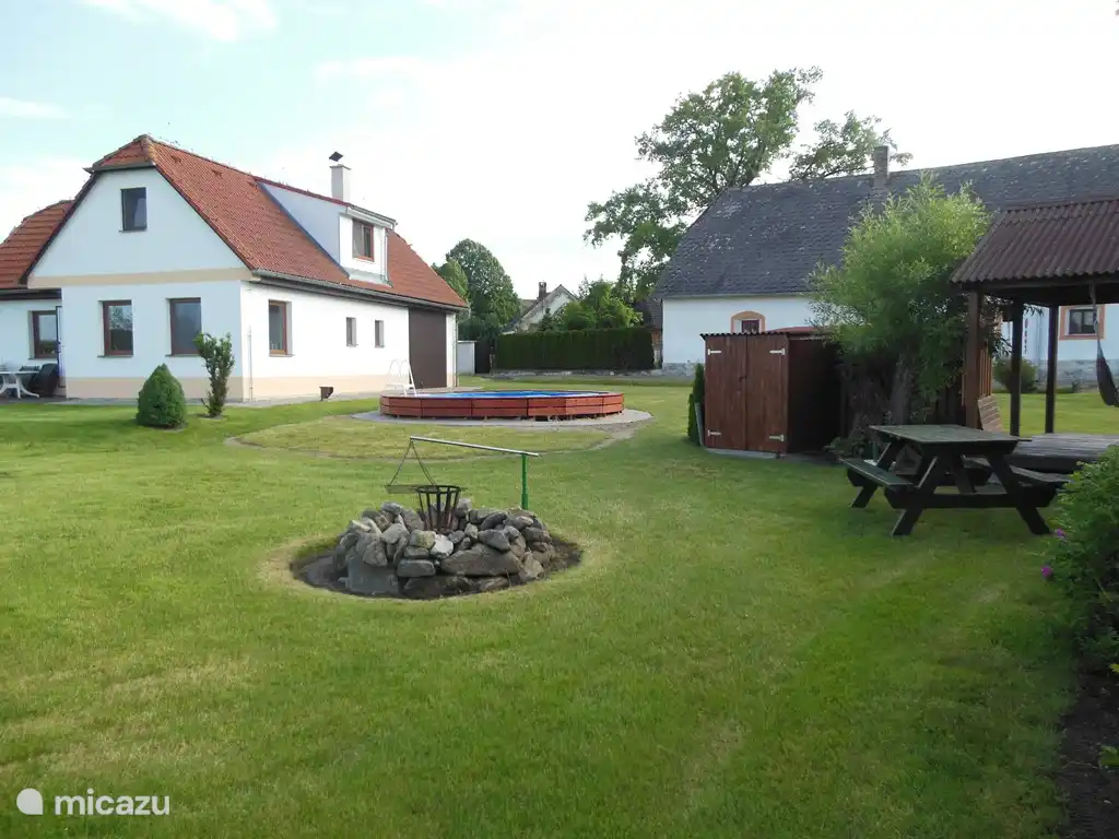 Pozo de fuego con casa, piscina, mesa de picnic y depósito para bomba de agua con filtro de arena.