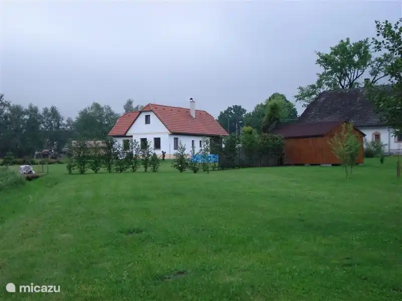 vista trasera desde el jardín.