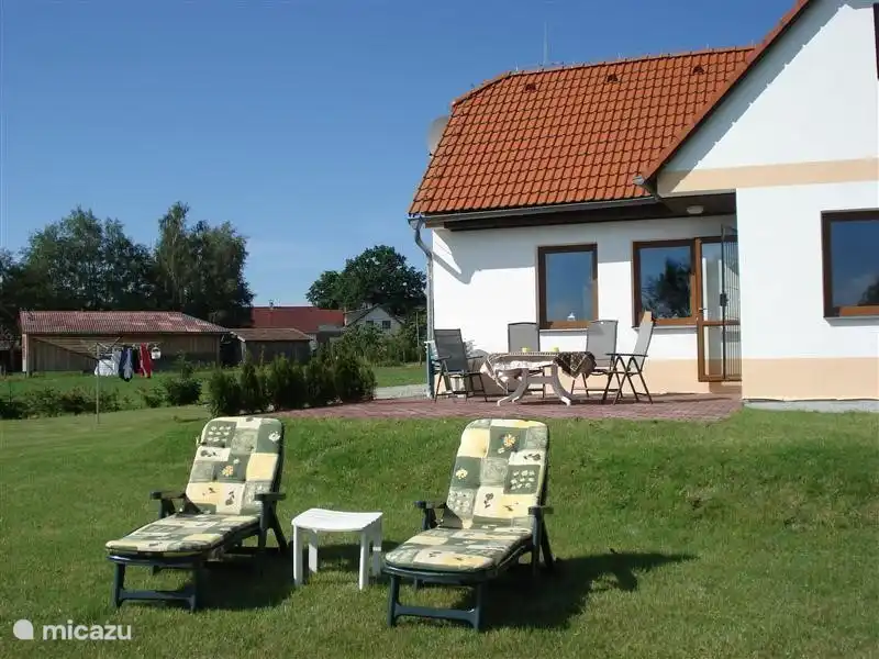 Tumbonas y la terraza.