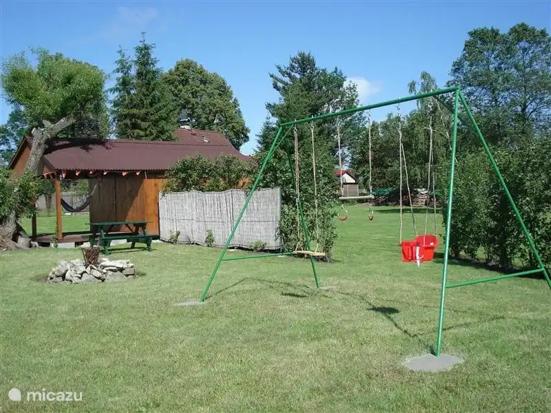 Granero con columpio, banco de picnic, fogata.
