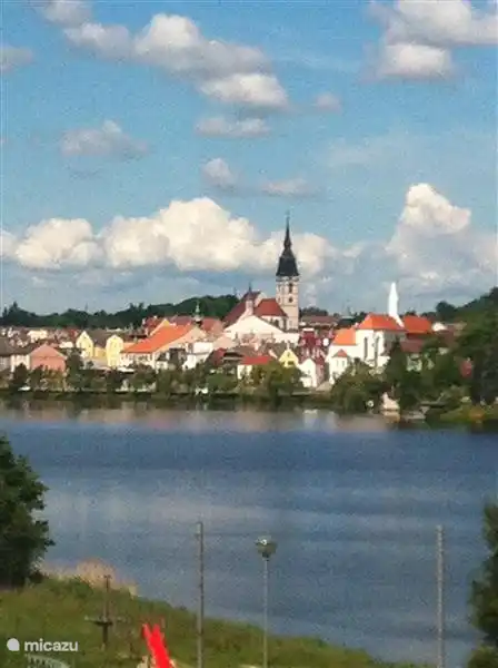 Vista del lago Vajgar y la ciudad de Jindrichuv Hradec a 10 km. de la casa. Aquí hay hermosas plazas y un gran castillo.