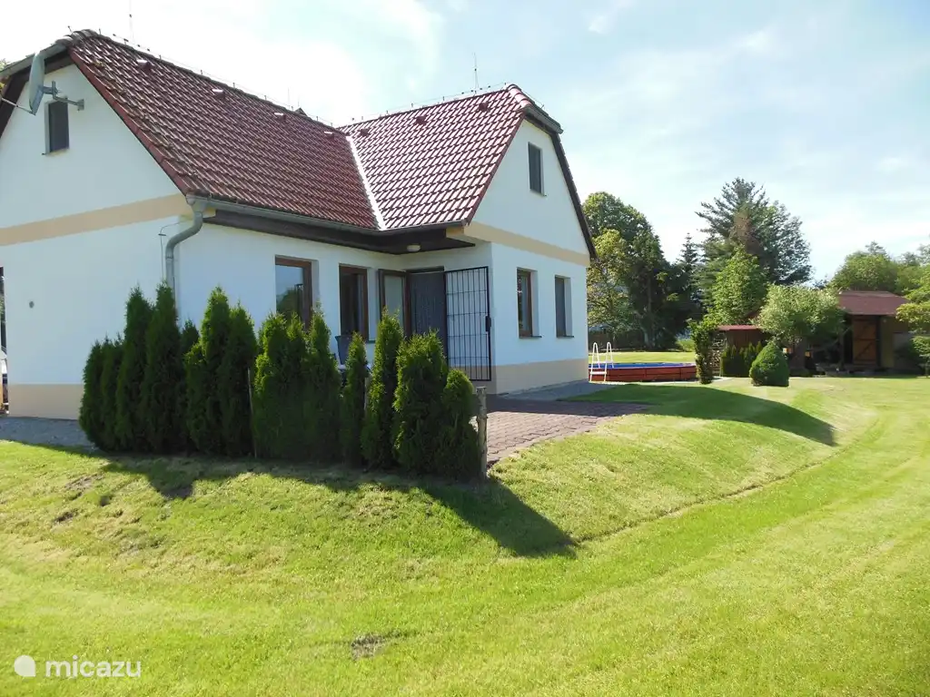 Vista de cocina, sala y terraza.