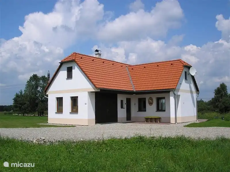 Casa de vacaciones en la zona rural de Bohemia del Sur para un máximo de 6 personas + posiblemente un bebé.
La casa está ubicada en una zona boscosa con muchos lagos. Alrededor de la casa hay 3500 m2 de terreno privado con terraza, césped, piscina, barbacoa y chimenea.