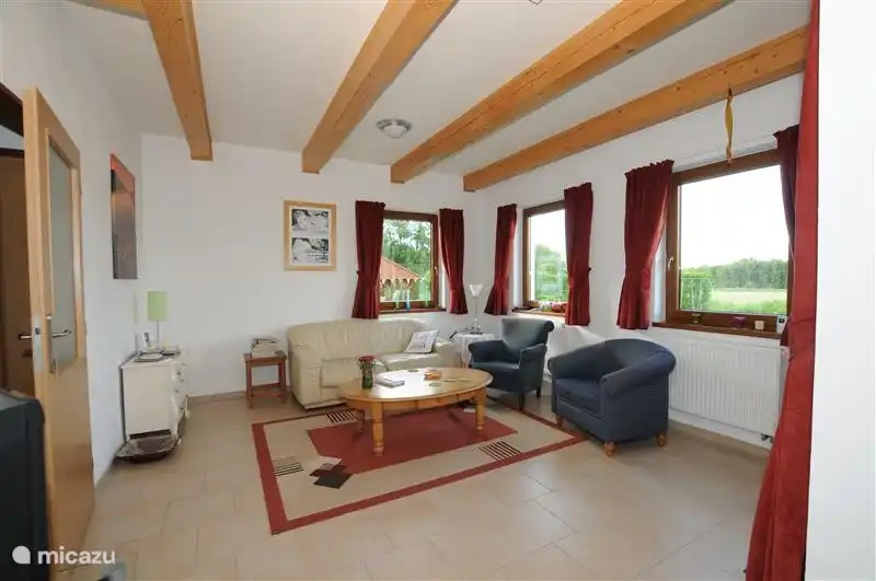 La sala de estar con vista a la naturaleza y puerta a terraza y jardín.