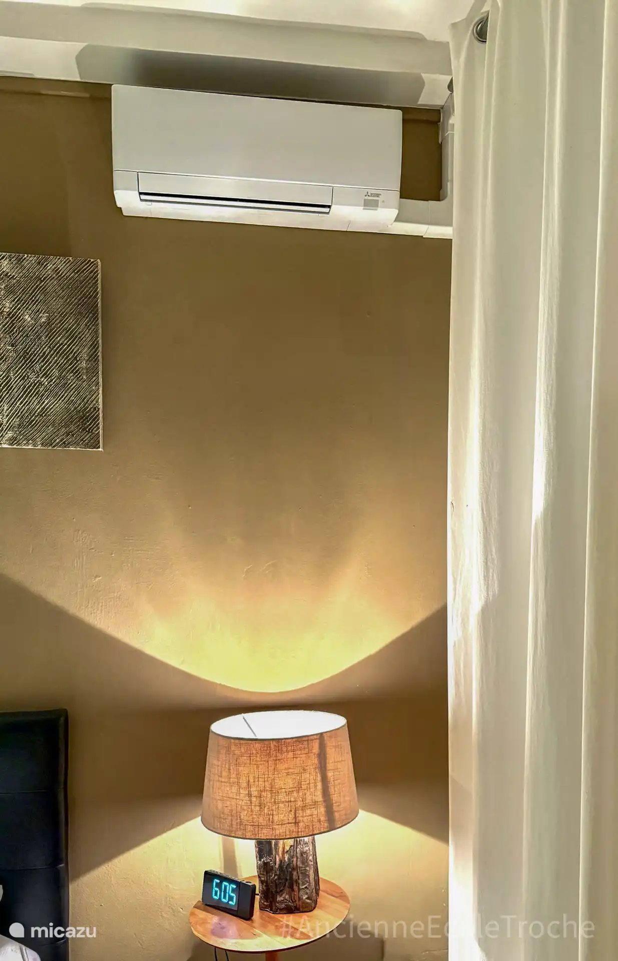 La climatisation dans la chambre de l’Ancienne École Troche pour un sommeil optimal. 