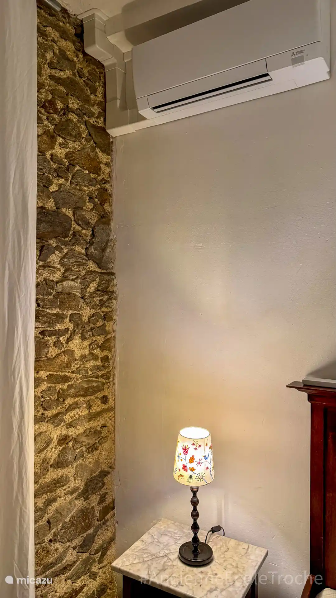 La climatisation dans la chambre de l’Ancienne École Troche pour un sommeil optimal. 