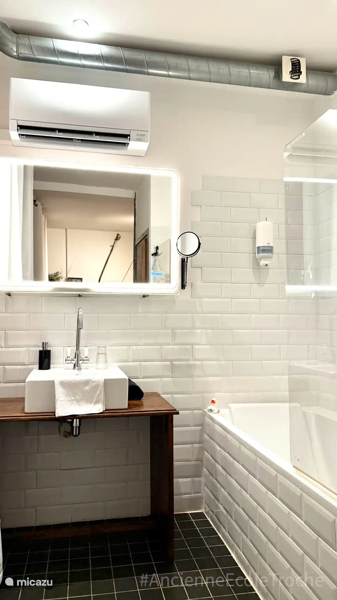 La climatisation dans la chambre de l’Ancienne École Troche pour un sommeil optimal.