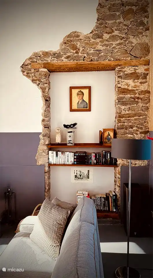 Die alte en pierre-Wand ist teilweise im Wohnzimmer sichtbar. 