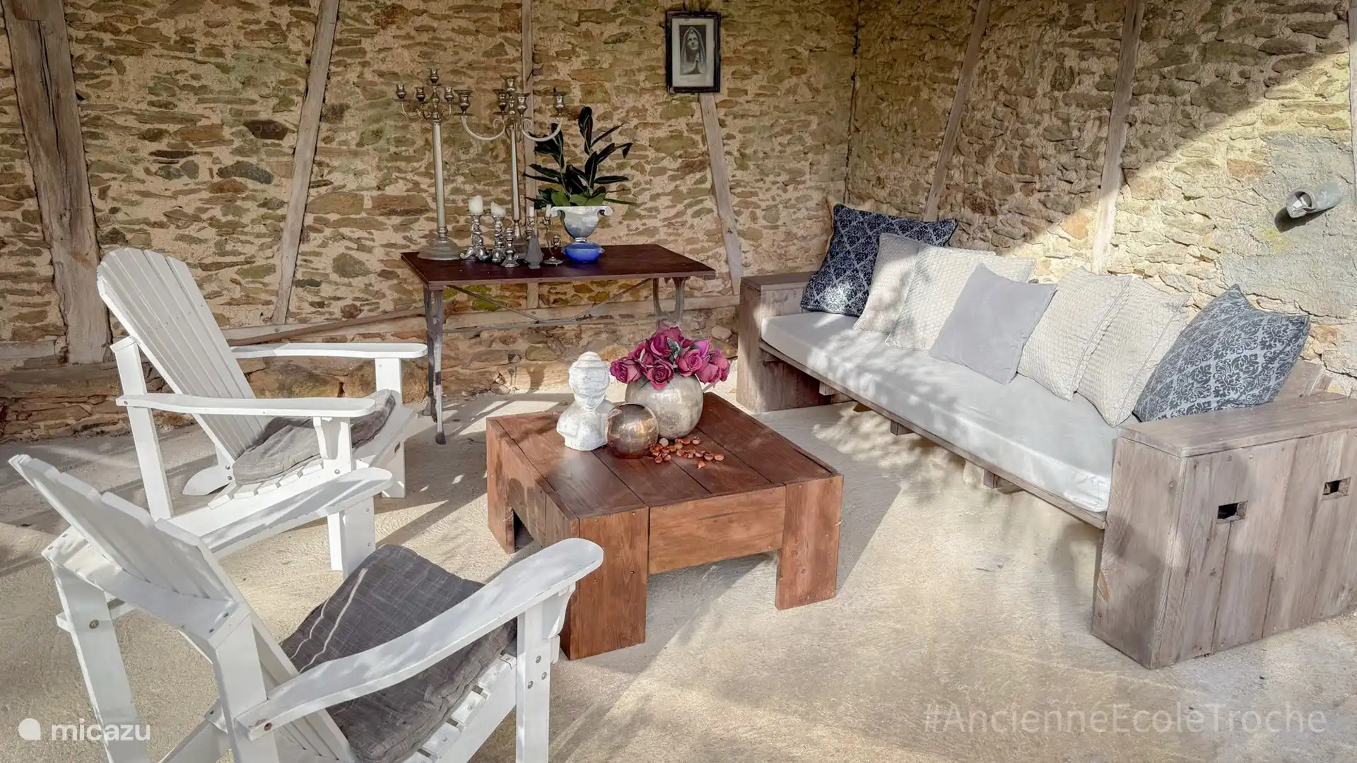 Schön draußen auf der überdachten Terrasse. 