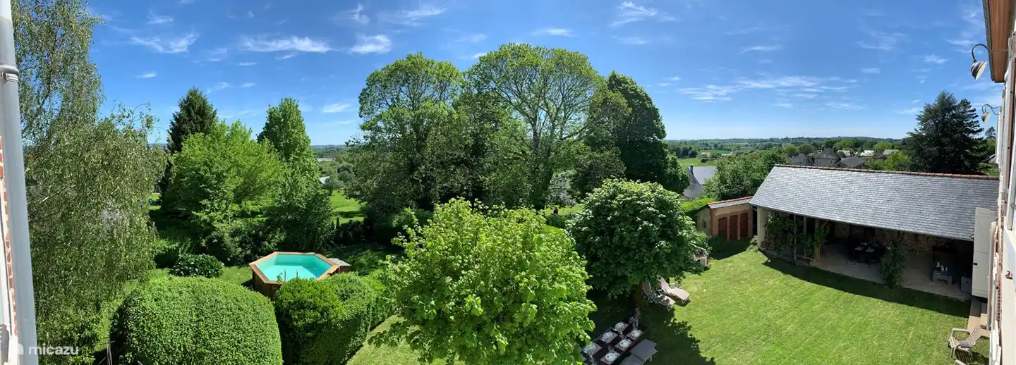Der Hofgarten ist nach Süden ausgerichtet und windgeschützt. Zwei alte Kopflinden und eine überdachte Terrasse von 40 m2 bieten viel Schatten. Bequeme Gartenmöbel zum Sonnenbaden sind weit verbreitet. 