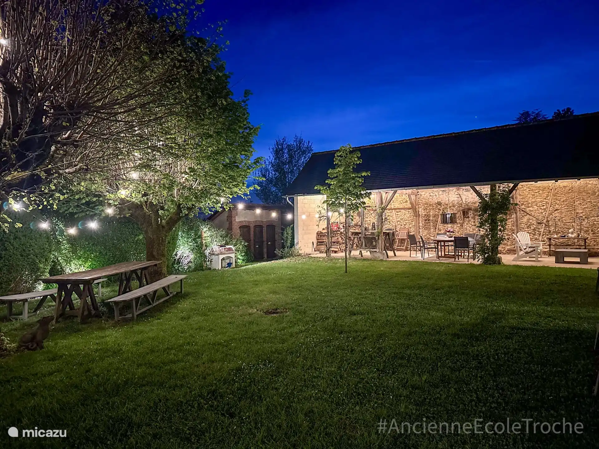 Loungebereich unter der überdachten Terrasse.