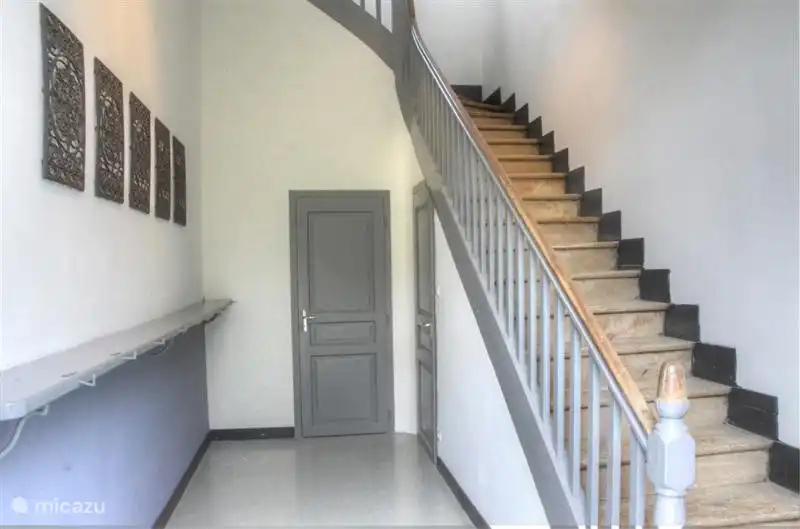 Das stattliche Kastanien Holztreppe in den Saal im ersten Stock.