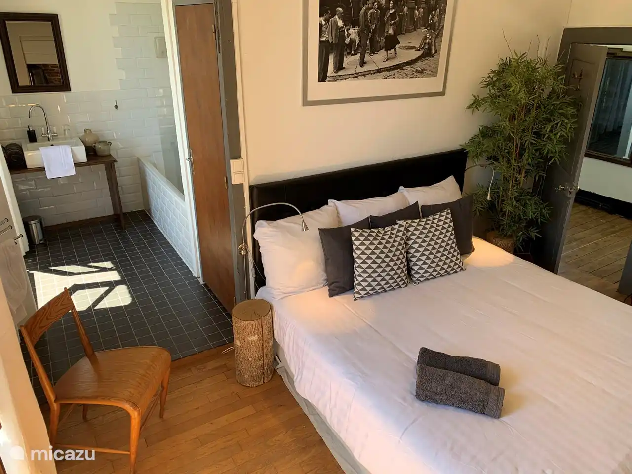 Das Badezimmer, das zum Hauptschlafzimmer gehört. Mit einem großen Doppelbad mit Dusche, einem Waschbecken und einer privaten geschlossenen Toilette.