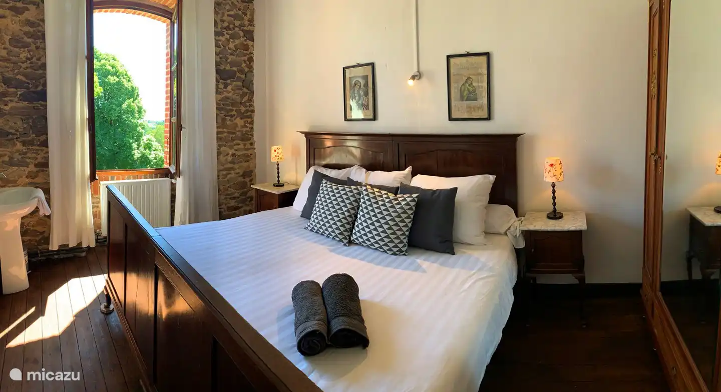 Hinter der dritten Tür befindet sich das zweite Schlafzimmer mit antikem Doppelbett und Kleiderschrank und Waschbecken. 