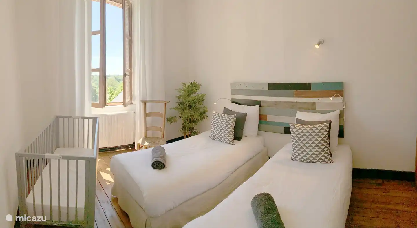 Tür 4 geht in das dritte Schlafzimmer mit zwei Einzelbetten und einem Kleiderschrank.