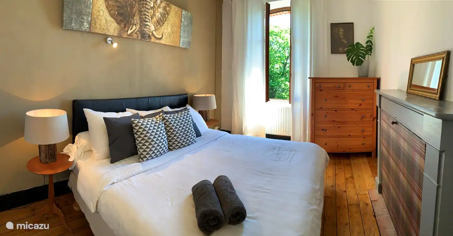 Die letzte Tür 5 führt Sie zum 4. Schlafzimmer mit einem Boxspringbett und einem Waschbecken.