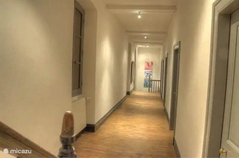 Selben Saal in der ersten Etage, aber von der anderen Seite im Abendlicht fotografiert.