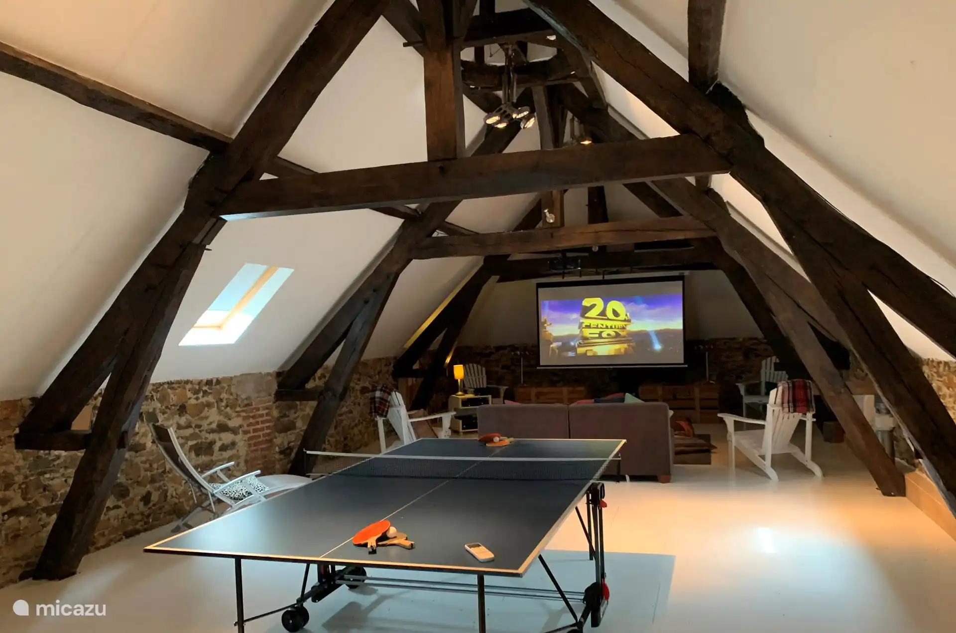 Die Living Lounge. Der Dachboden wurde in 100 m2 zusätzlichen Raum als Unterhaltungsbereich umgewandelt. Ideal für Gruppen, die Kurse, Workshops oder Schulungen in der Ancienne Ecole anbieten möchten.