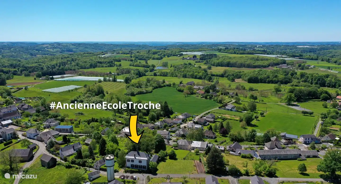 Mitten in der Natur und mitten auf dem höchsten Punkt des Dorfes Troche. Das kommt von Trois Roche. Drei Felsen, Hügel. Troche ist auf einem dieser Hügel gebaut. Und Ihre Ferienvilla ist obendrauf. (Sozusagen.)
 